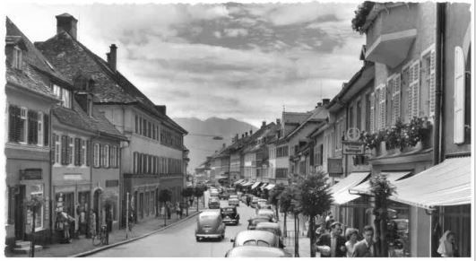 Ehemalige Ortsdurchfahrt durch die heutige Fußgängerzone Murnau mit fahrenden Autos, schwarz weiß Bild