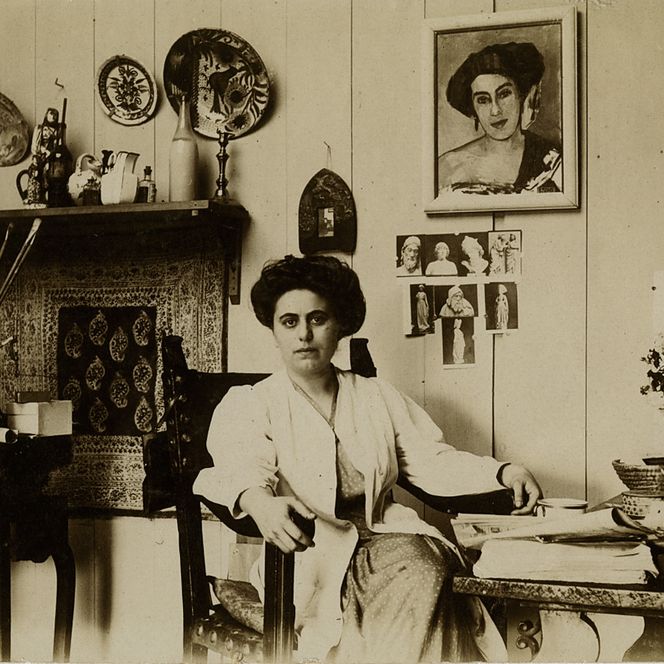 Olga Meerson in ihrer Pariser Wohnung, im Hintergrund an der Wand ihr Selbstbildnis, um 1910, Privatsammlung