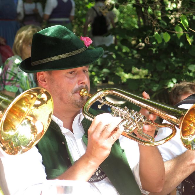 Musikant spielt Flügelhorn.