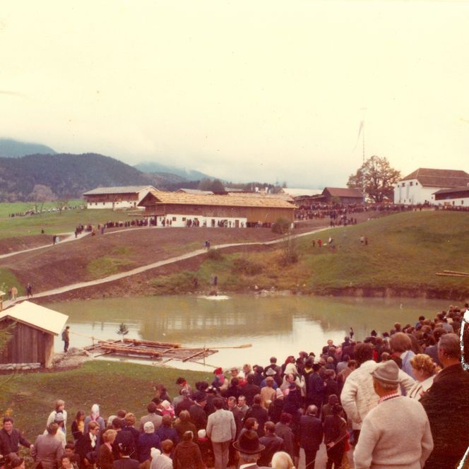 Bild aus dem Jahr 1976 mit dem Festzug zur Eröffnung des Freilichtmuseums Glentleiten