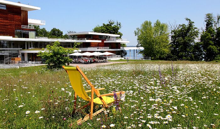 Ein Sonnenstuhl in der Wiese vor dem Buchheim Museum.
