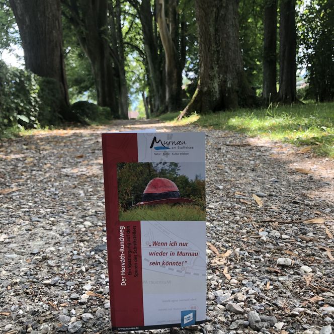 Flyer des Horváth-Rundweges auf einen Weg.