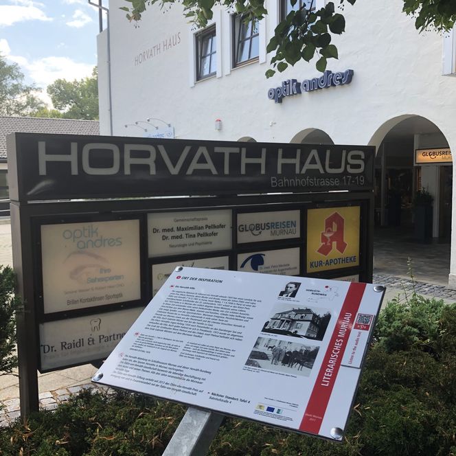 Informationstafel zum Horváthweg vor dem Horváthhaus.