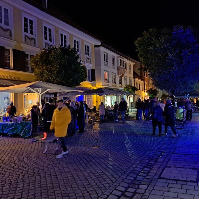 Fußgängerzone bei Nacht geöffneter Gastronomie im Hintergrund