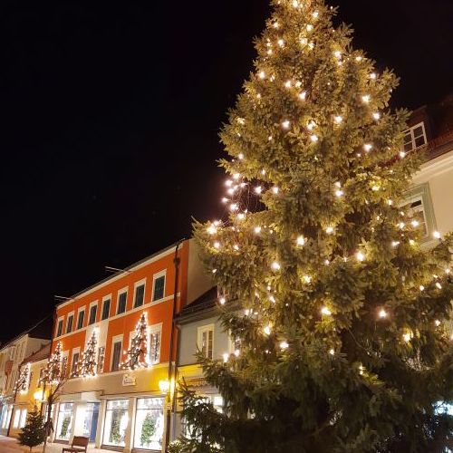 Weihnachtsbaum beleuchtet in der Fußgängerzone bei Nacht