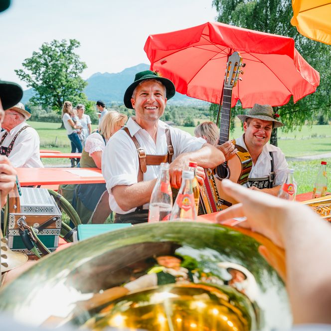 Ein Musiker spielt bei strahlendem Sonnenschein im Murnauer Moos.