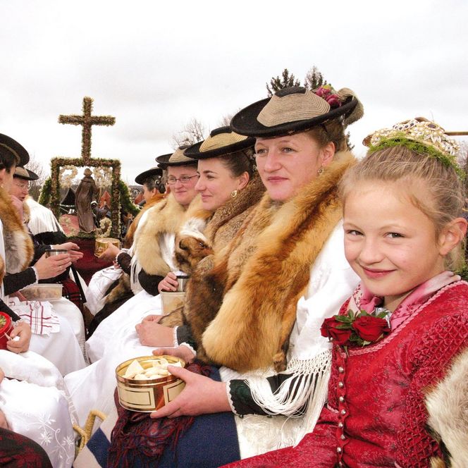 Frauen in traditioneller Tracht bei der Leonhardi Wallfahrt. 