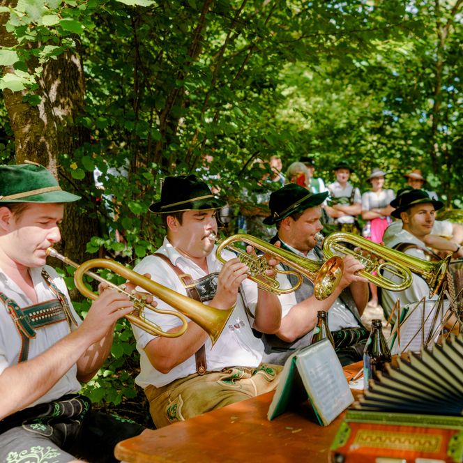 Volksmusikgruppe beim Musizieren am Drachenstich im Murnauer Moos