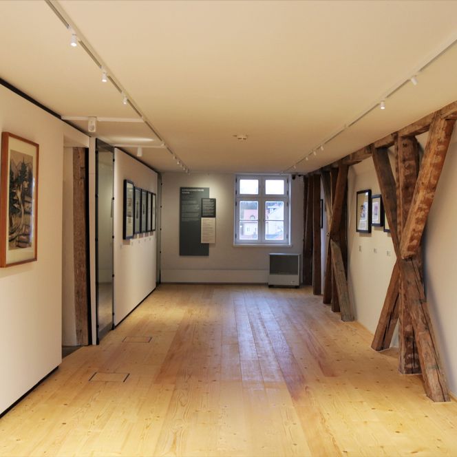 Raum im Schloßmuseum Murnau mit unterschiedlichen Bildern an der Wand.