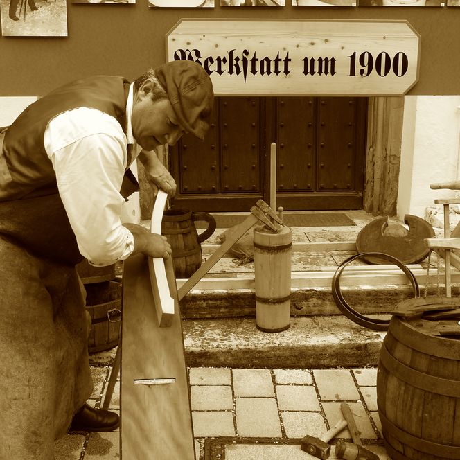 Ein Schäffler baut ein Fass in traditioneller Herstellung.