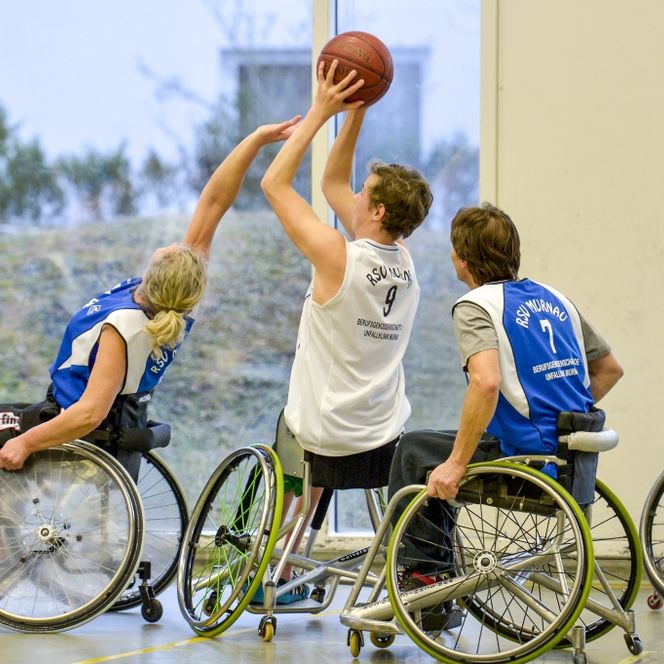Rollstuhlsportler beim Basketballtraining.