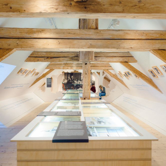 Vitrine im Ausstellungsraum über Ödön von Horváth im Schloßmuseum Murnau.