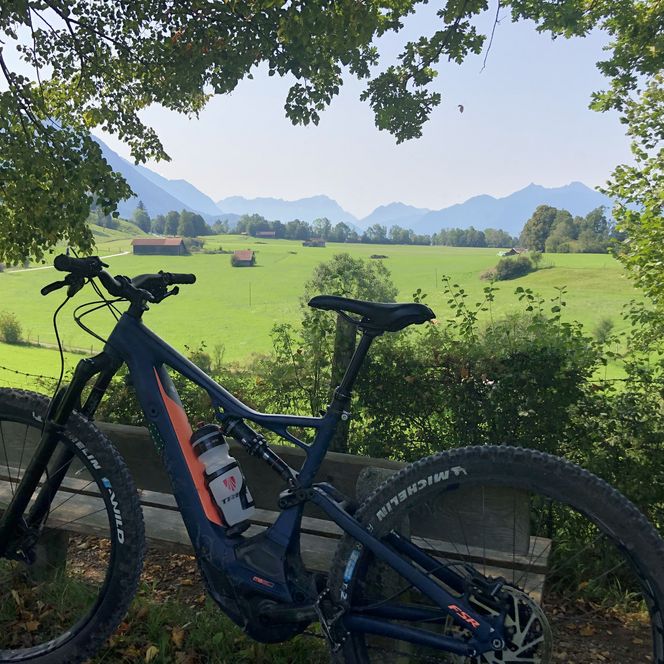 Ein Fahrrad lehnt an einer Bank.