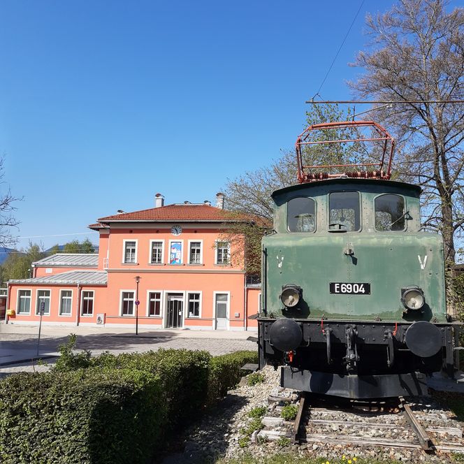 Bahnhof Murnau mit Denkmallok "Johanna" im Vordergrund.