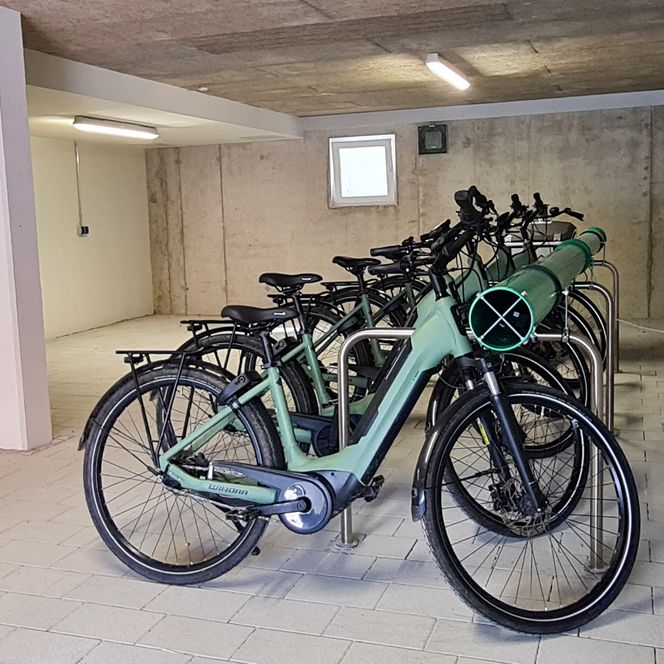 Fahrradraum mit E-Bikes in der Mobilitätsstation am Bahnhof.