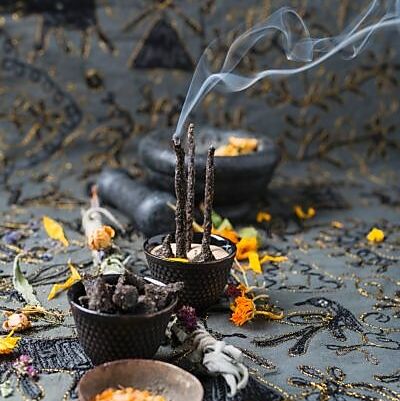 Selbstgemachte Räucherstäbchen und Kegel sowie Kräutersträusse