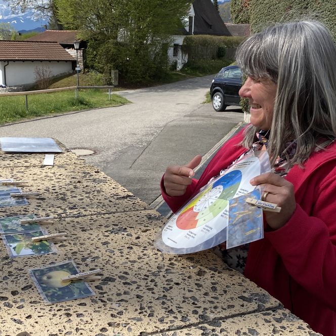 Eine Gästeführerin zeigt Informationen zum Klimawandel.