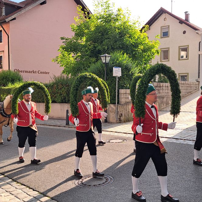 Volksfesteinzug mit den Murnauer Schäfflern bei strahlendem Sonnenschein