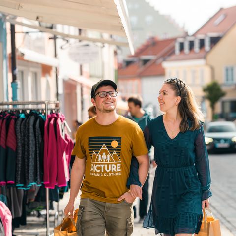 Einkaufsbummel von Pärchen im Markt Murnau
