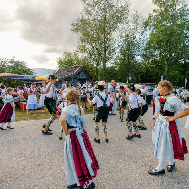 Aufgespuit im Murnauer Moos_Kinder in Tracht