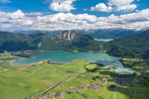 Luftaufnahme auf den Kochelsee und das Walchenseekraftwerk.