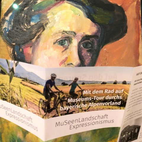 Selbstportrait von Gabriele Münter mit Flyer im Vordergrund.