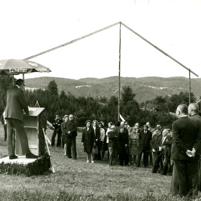 Bild aus dem Jahr 1973 zur Grundsteinlegung des Freilichtmuseums Glentleiten