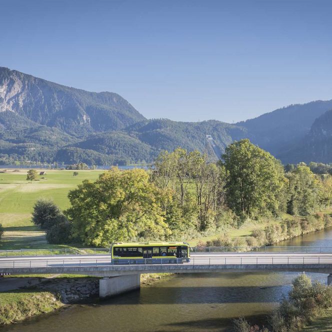 Der Alpenbus mit dem Kochelsee im Hintergrund