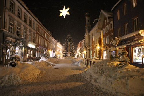 Fußgängerzone Murnau nachts mit Schnee