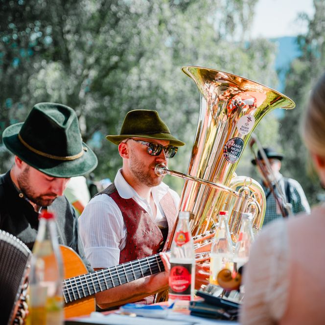 Zwei Musiker spielen bei strahlendem Sonnenschein im Murnauer Moos.