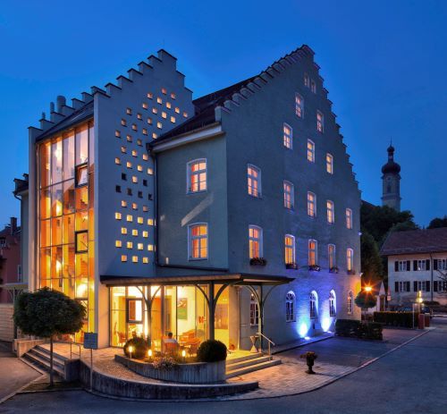Außenansicht des Hotels Angerbräu bei Nacht.