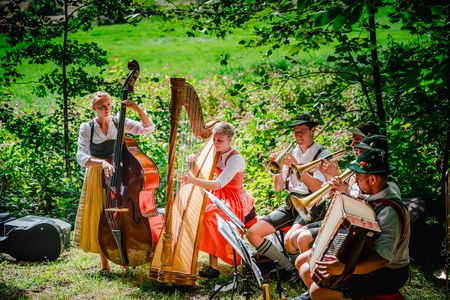 Volksmusikgruppe spielt bei strahlendem Sonnenschein im Murnauer Moos.