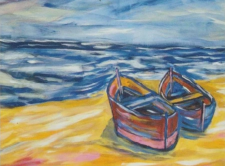 Zwei Ruderboote befinden sich am Strand. Im Hintergrund sieht man das Meer.