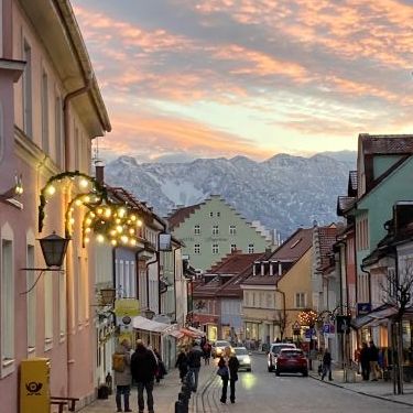 Kistenblick mit Weihnachtsbeleuchtung