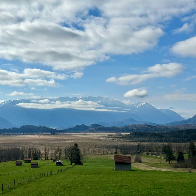 Blick übers Murnauer Moos bei blau weißem Himmel