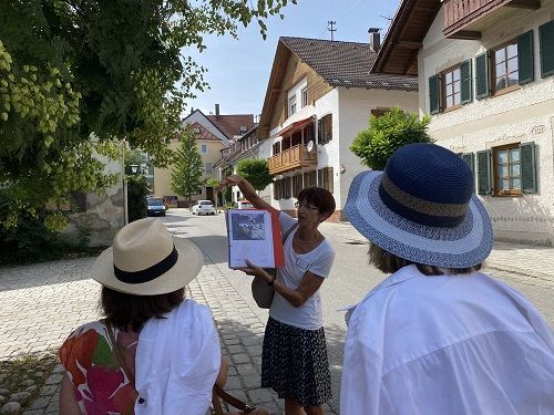 Teilnehmer einer Gästeführung durch Murnau.
