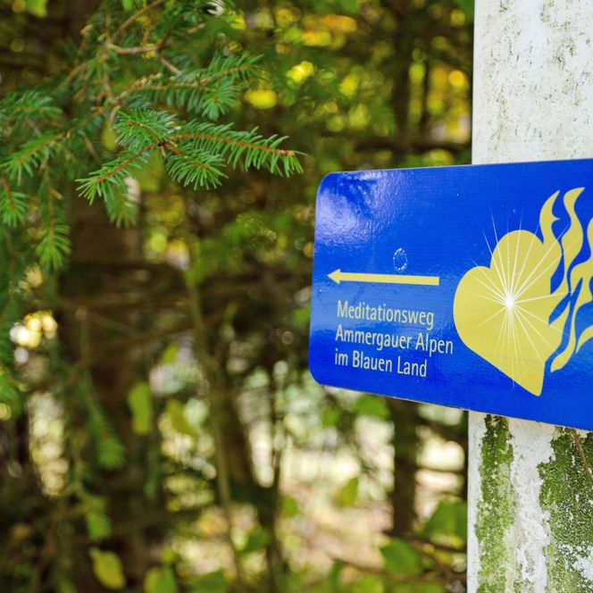 Beschilderung des Meditationsweges im Blauen Land.