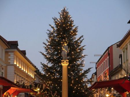Mariensäule mit Christbaum