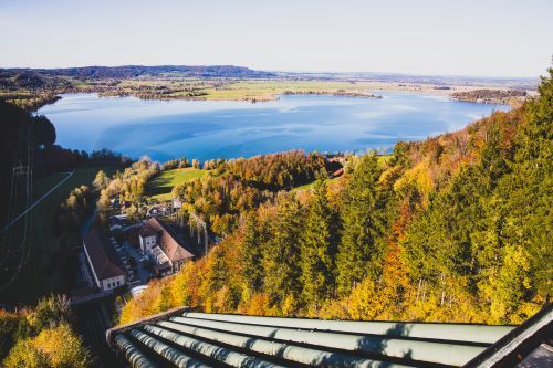 Außenaufnahme der Fallrohre des Walchenseekraftwerk mit Blick auf den Kochelsee.
