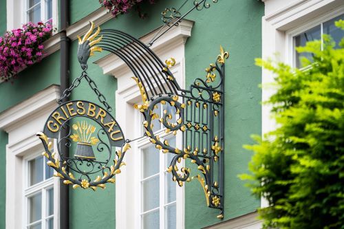 Fassade und Schild des Griesbräu zu Murnau.