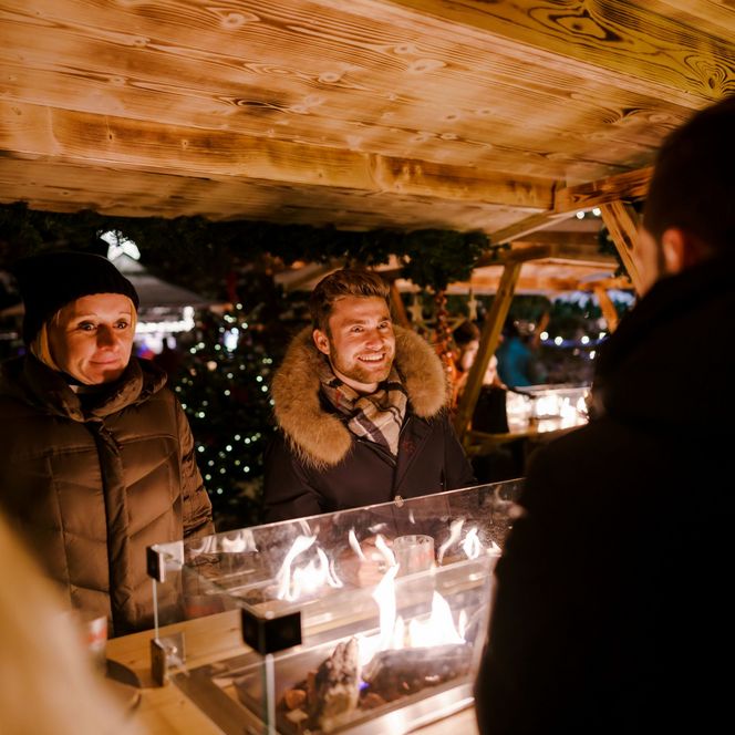 Gruppe mit Glühwein im Schlossgarten Murnau