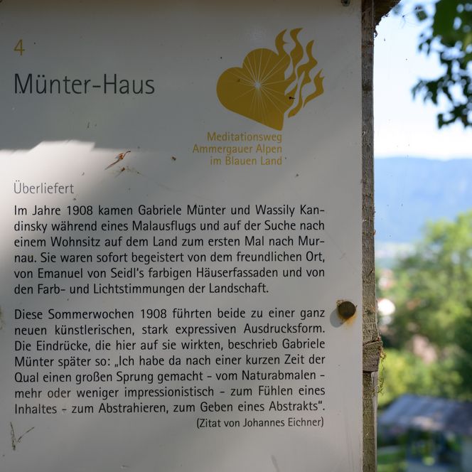 Informationstafel zum Münter-Haus auf dem Meditationsweg.