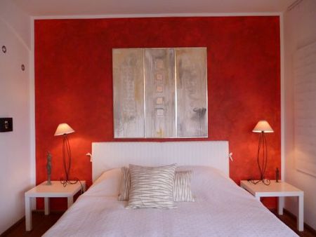 Ein Doppelbett im Hotelzimmer.