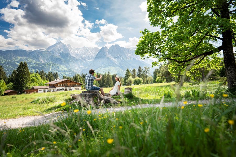 Deutsche Alpenstraße Rast mit Zugspitzblick