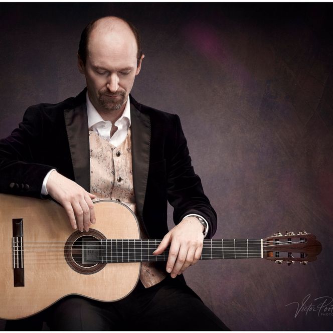 Portrait von Jan Depreter mit Gitarre.