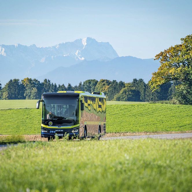 Der Alpenbus mit der Zugspitze im Hintergrund