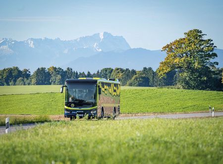 Der Alpenbus mit der Zugspitze im Hintergrund