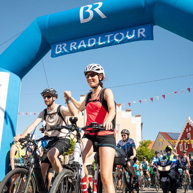 Zwei Radfahrer starten bei der BR-Radltour.