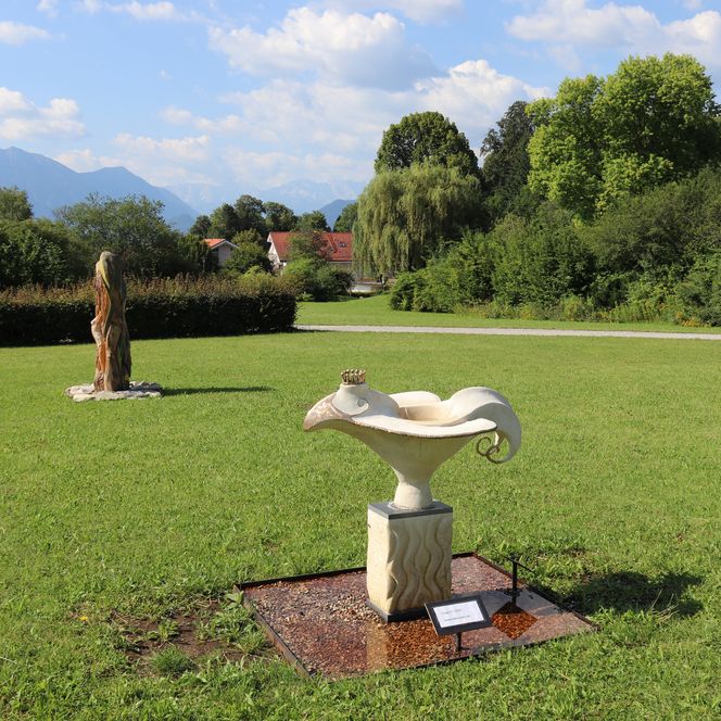 Skulpturen auf einer Wiese im Kulturpark.
