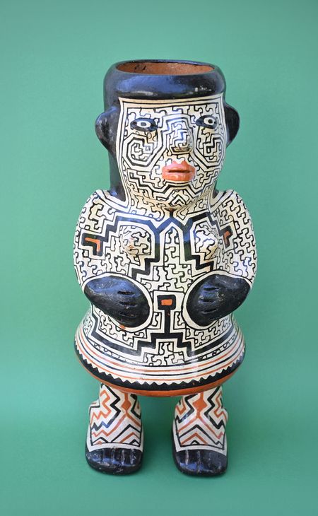 Ton-Keramik Figur, 43 cm hoch in schwarz, weiß und Rottönen